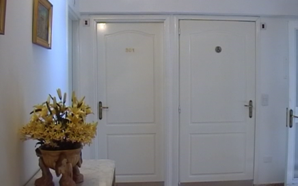 Puertas de las habitaciones del geriátrico de Rosario El Cedro Real