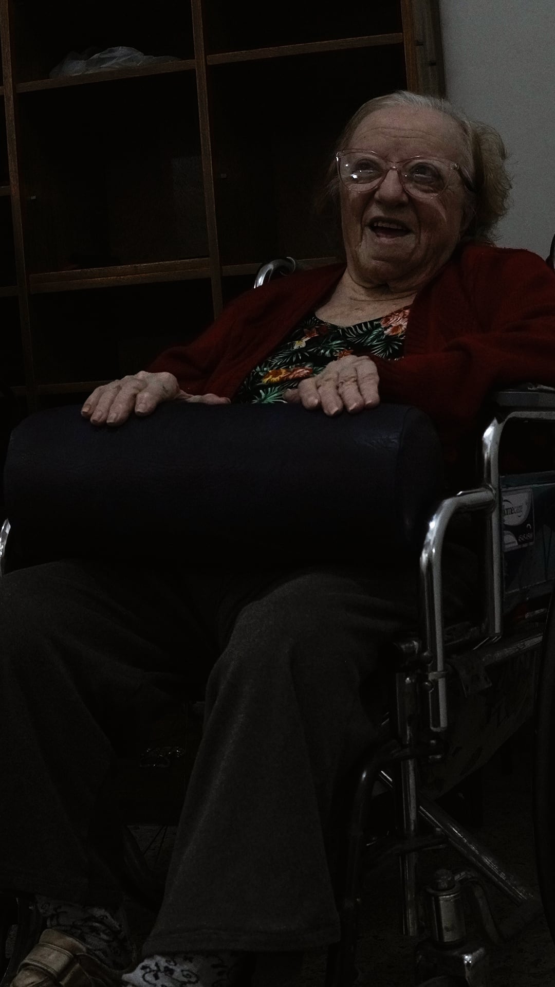 Residente sonriendo durante la clase de gimnasia