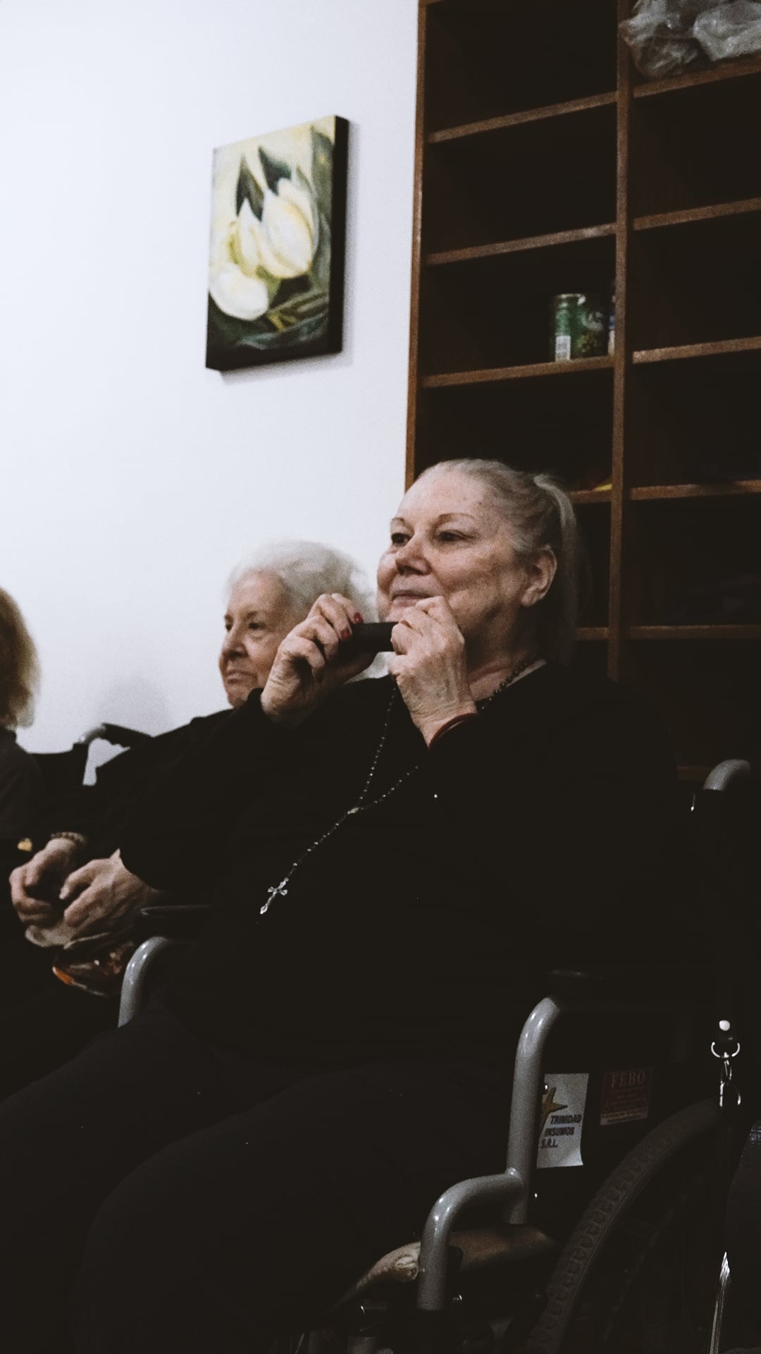 Residente sonriendo con un rodillo de ejercicios en las manos