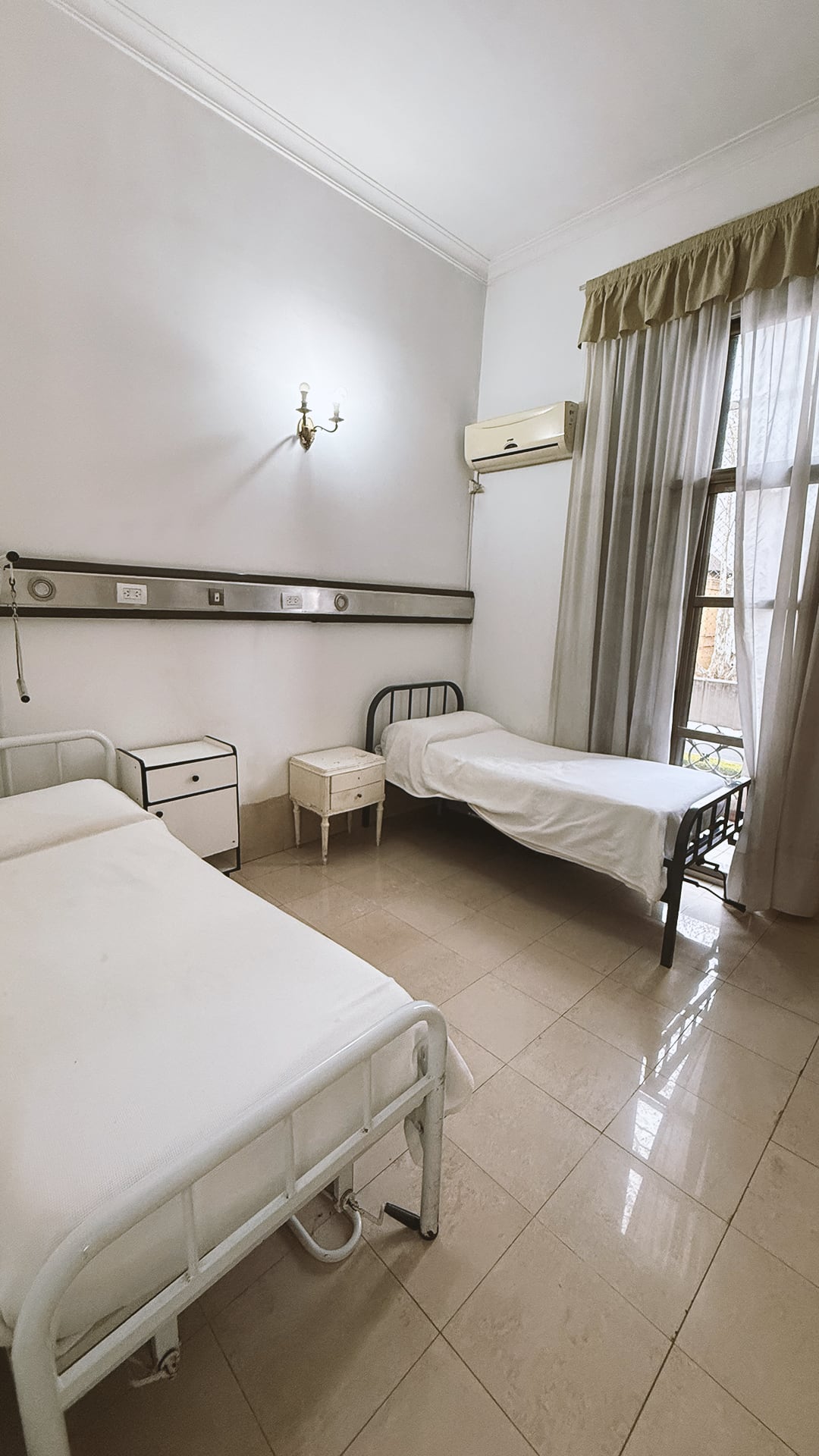 Habitación doble con aire acondicionado y ventanal