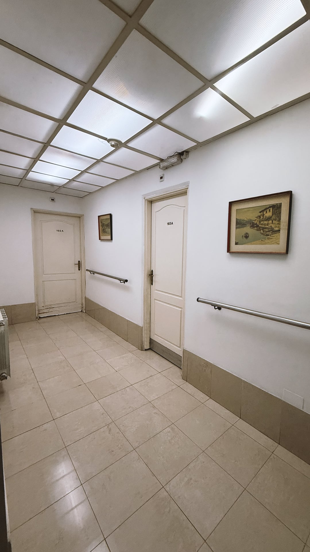 Pasillo de las habitaciones con pasamanos en las paredes