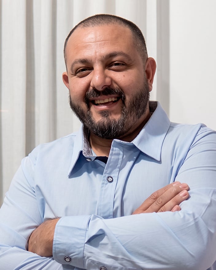 Diego D. Esne, Socio gerente